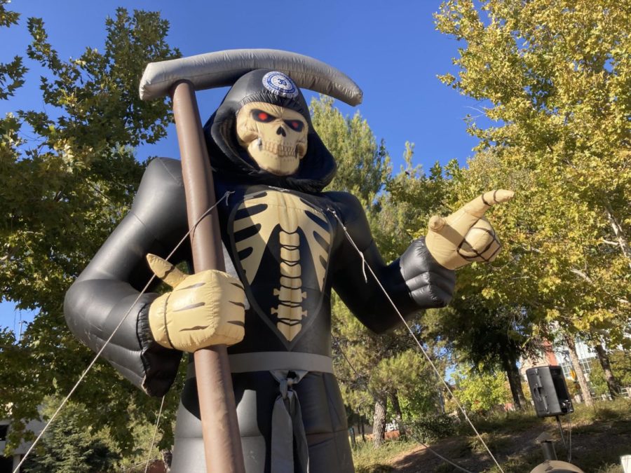 Local 39 engineers are stationed outside the Kaiser Permanente located on Eureka Road. Their strike is comprised of two tents, around a dozen engineers and the inflatable grim reaper pictured above.