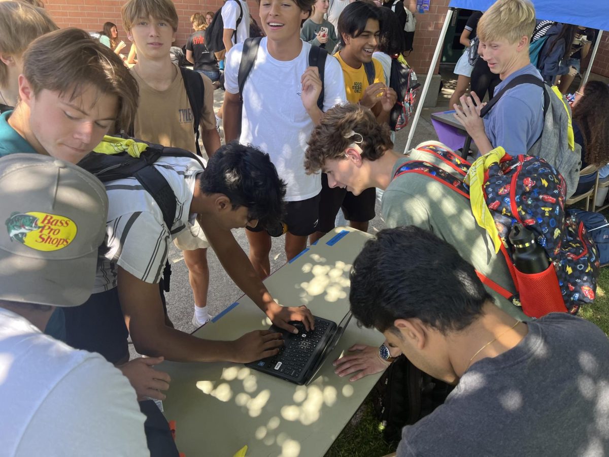 Students sign up for Investment Club during Club Rush