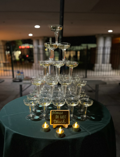 This champagne glass pyramid rests above an emerald-colored cloth, emerald being a notable emblem in the night’s “The Princess and the Frog” theme. 