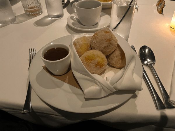 The powdered beignets with caramel sauce are promptly served, with the warm aroma of cinnamon sugar wafting around tables.